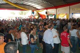 O salão do clube de campo da ACP ficou lotado quando a banda começou a tocar (Foto: Simão Nogueira)