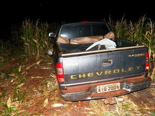 S10 foi encontrada em meio a plantação de milho sem uma das rodas traseiras. (Foto: Antonio Carlos Ferrari/Informe Hoje)
