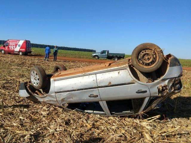 Motorista perde controle de carro em curva e capota na MS-306