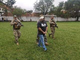 Levi sendo escoltado por policiais paraguaios, durante a expulsão. (Foto: Reprodução/Twitter) 