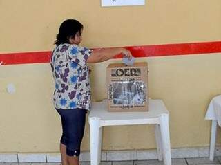 Mulher deixa voto em urna em eleição passada (Foto: Anderson Gallo/Arquivo Diário Corumbaense)