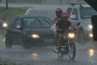 Na Consul Assaf Trad, chuva forte exige cuidado dos motoristas (Foto: Alcides Neto)