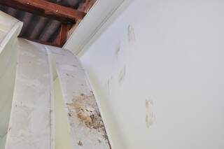 Uma das lojas alvo dos adolescentes, que danificaram telhado, forro e deixaram marcas na parede. (Foto: João Garrigó)