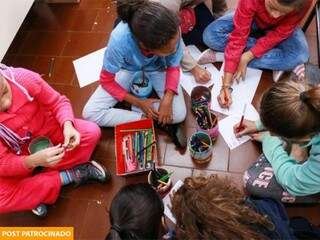 Crianças participam de atividade recreativa no  Educandário Getúlio Vargas. (Foto: Henrique Kawaminami)