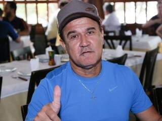Ex-zagueiro do Santos, Toninho Carlos, em almoço em Campo Grande. (Foto: Kísie Ainoã)