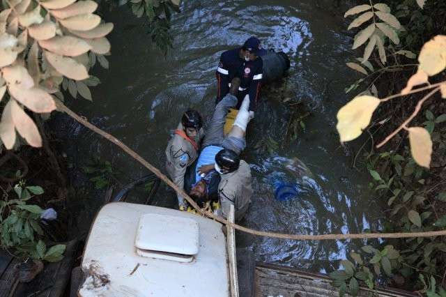Caminhonete cai de ponte e motorista fica ferido na MS-223