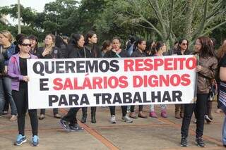 Funcionários protestam por reajuste na Praça do Rádio. (Foto: Marcos Ermínio)