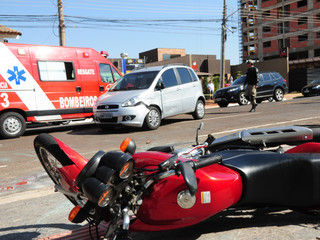 Com a pancada a motocicleta foi parar na calçada de uma loja na Euclides da Cunha. (Foto: Rodrigo Pazinato)