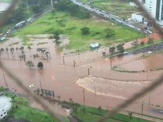 Ontem, Via Parque ficou submersa por conta de temporal (Foto: Direto das Ruas)