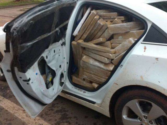 Carro bate durante fuga e 1,2 tonelada de maconha &eacute; interceptada