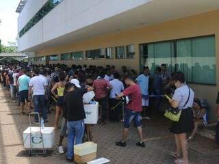 Concentração atraiu vendedores ambulantes para o prédio do Tribunal Regional Eleitoral. (Foto: Paulo Francis)