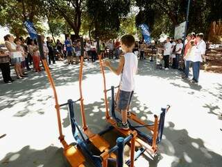Criança brinca em aparelho recém-inaugurado no Bairro Cidade Jardim. (Foto: Divulgação/PMCG).