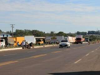 Caminhões parados no acostamento e pátio de posto de combustíveis na BR-163, em Campo Grande (Foto: Marina Pacheco)