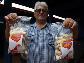 Vicente e sua esposa são os responsáveis pela marca de biscoitos de polvilho mais criativa da cidade. (Foto : Saul Schramm)