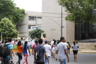 Manifestantes passam em frente ao Fórum (Foto: Helio de Freitas)