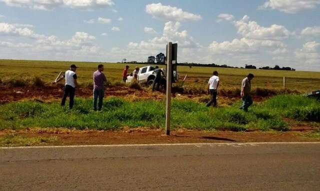 Secretário de saúde sai ileso de capotagem de veículo na BR-060