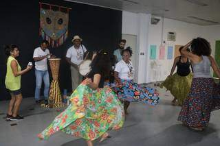 Com saias rodadas, pés no chão e batuque de tambores, companhia de artes abre oficialmente as atividades de 2019 (Foto: Kimberly Teodoro)