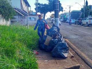 A calçada é pequena e a presença dos sacos de lixo atrapalha a circulação de quem passa por ali. (Foto: Marcus Moura)