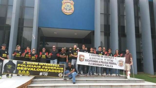 Em novo protesto, policiais federais pintam as m&atilde;os simbolizando colegas mortos