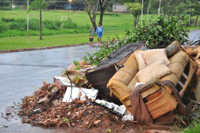  Ap&oacute;s chuva, moradores do S&atilde;o Conrado convivem com lixo e lama