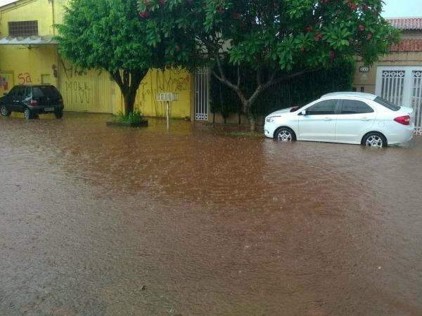 C&oacute;rregos quase transbordam e enxurrada invade ruas e cal&ccedil;adas