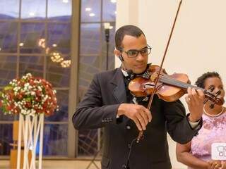 Foi no violino que ele encontrou a maneira de realizar o sonho da noiva. (Foto: Imais Fotografia) 