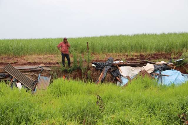 Funcion&aacute;rios de usina s&atilde;o acusados de destruir barracos de sem-terra