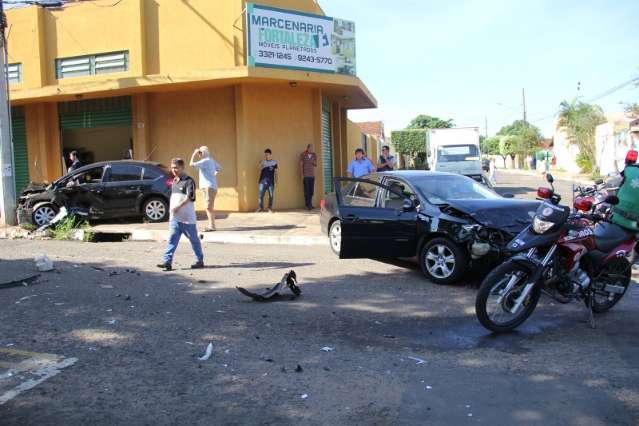 C4 colide em Corolla, bate em poste e fere dois na Vila Carvalho