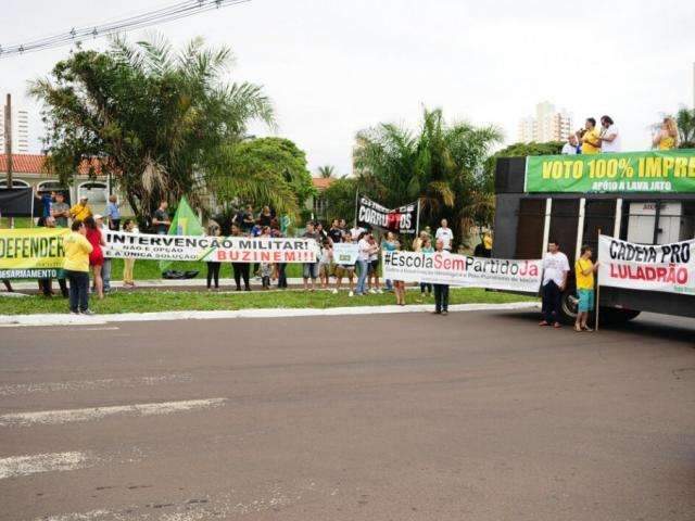 Protesto que pede retorno do voto impresso re&uacute;ne 200 pessoas na Capital