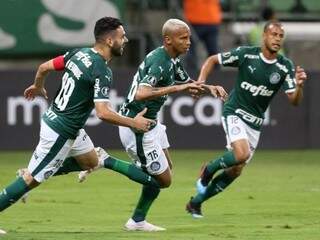 Ao centro da imagem o jogador Deyverson que abriu o placar no jogo desta noite. (Foto: Cesar Greco/Ag Palmeiras/Divulgação) 