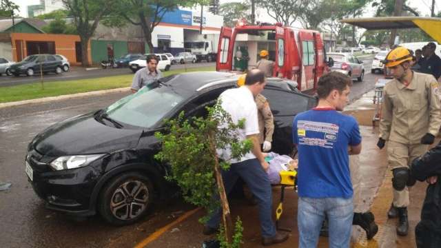 Em alta velocidade, condutor de utilit&aacute;rio perde controle e capota em avenida