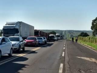 Congestionamento em uma das rodovias bloqueadas (Foto: PRF/Divulgação)