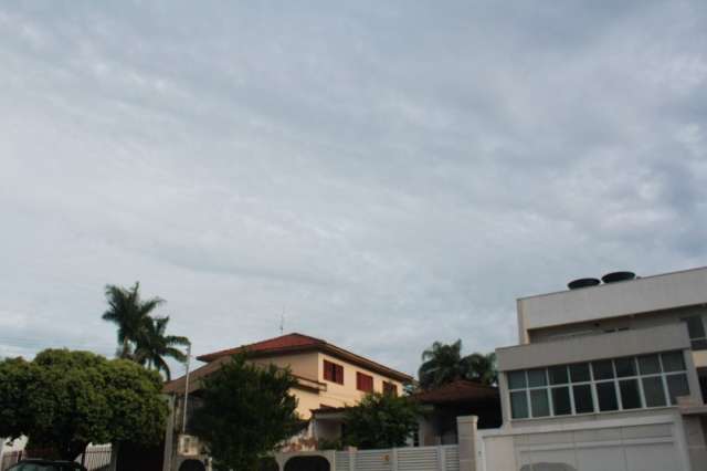 Dia amanhece nublado e com previs&atilde;o de mais chuva em Campo Grande