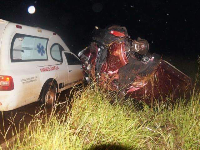 Sem ocupantes, SUV &eacute; encontrado capotado &agrave;s margens da BR-267 durante chuva