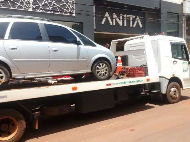 Parado em fila dupla por pelo menos 1 hora, carro &eacute; guinchado na 14 de Julho