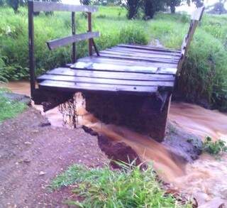 Cabeceira da ponte foi destruída pela força da água em Bela Vista. (Foto: Direto das Ruas)
