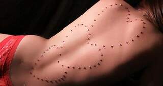 Moda chegou depois, mas nos estúdios de tatuagem tendência é implante na pele