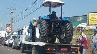 Fazendeiros contrataram guinchos para transportar tratores da fazenda até Campo Grande (Foto: Direto das Ruas)