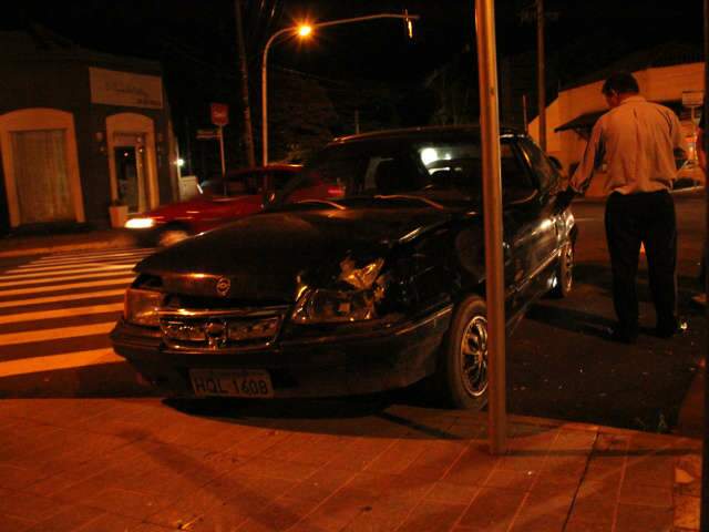 Honda Civic &lsquo;fura&rsquo; sinal vermelho e causa acidente na regi&atilde;o central