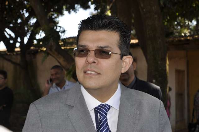 Olarte diz que n&atilde;o ter&aacute; problemas em dar reajuste de professores em outubro