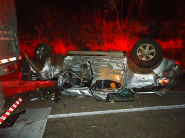 Pol&iacute;cia identifica v&iacute;timas de acidente entre ve&iacute;culo e duas carretas na BR-163