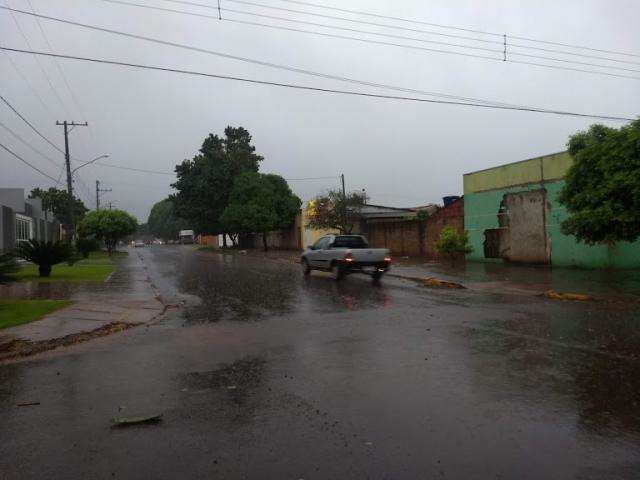 Cidades da regi&atilde;o sul de MS t&ecirc;m manh&atilde; de segunda-feira com muita chuva