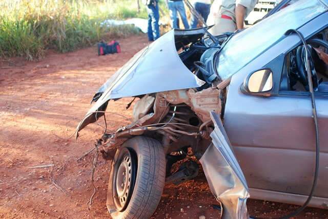 Jovem morre em acidente entre carreta e Gol em Ang&eacute;lica