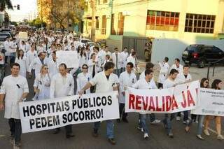 No dia 3 de julho, médicos fizeram passeata em Campo Grande. (Foto: Cleber Gellio)