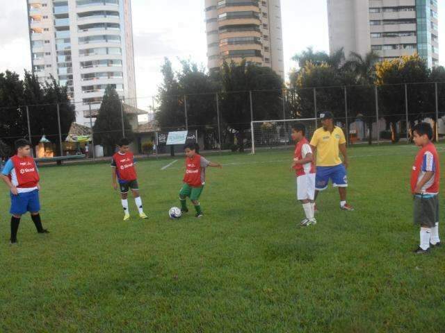 Em terra onde futebol &eacute; sonho, escolinhas ensinam mais que esporte