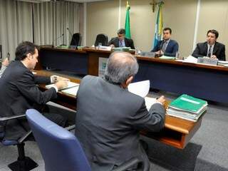 Deputados Lídio Lopes (Patri), Marçal Filho (PSDB) e João Henrique Catan (PL), durante reunião da CCJR (Foto: Luciana Nassar/ALMS)