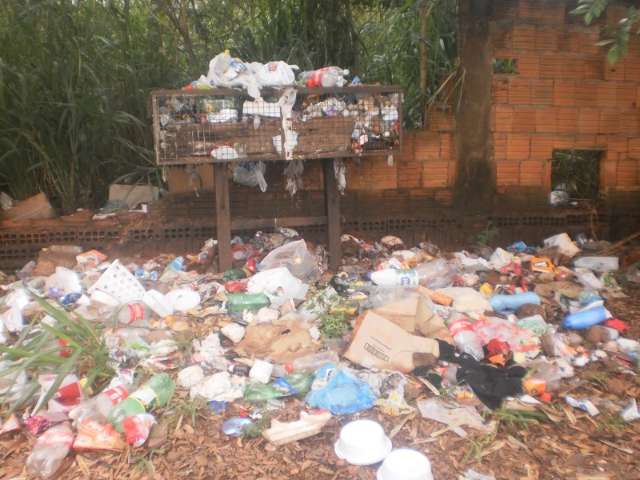 Leitora denuncia lix&atilde;o a c&eacute;u aberto no Parque dos Laranjais, em Campo Grande