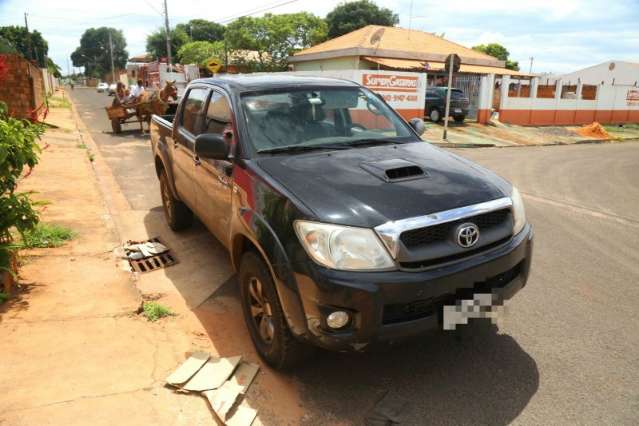 Motorista d&aacute; r&eacute; para estacionar e atropela pedestres com Hilux