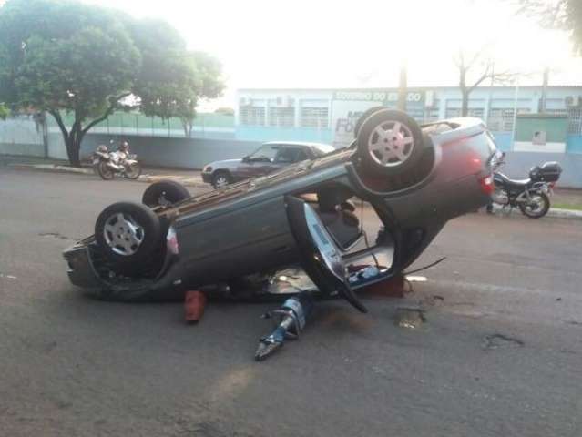 Carro capota no cruzamento da Duque de Caxias com a Tiradentes