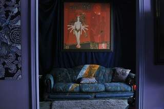 No sofá, uma referência a Bowie. (Foto: Arquivo CG News)